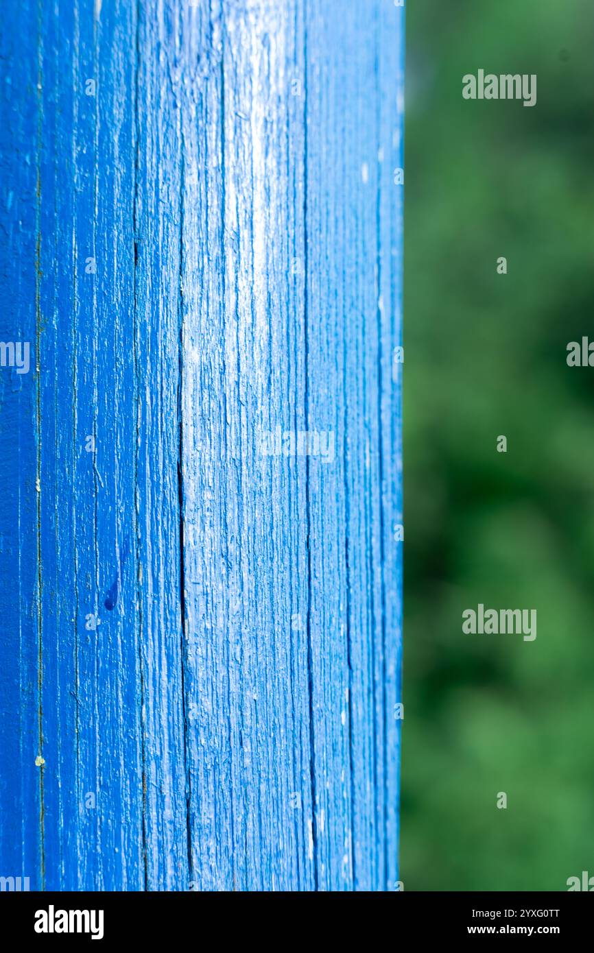 Foto ravvicinata da un palo di legno verde sul parco giochi con sfondo verde sfocato Foto Stock