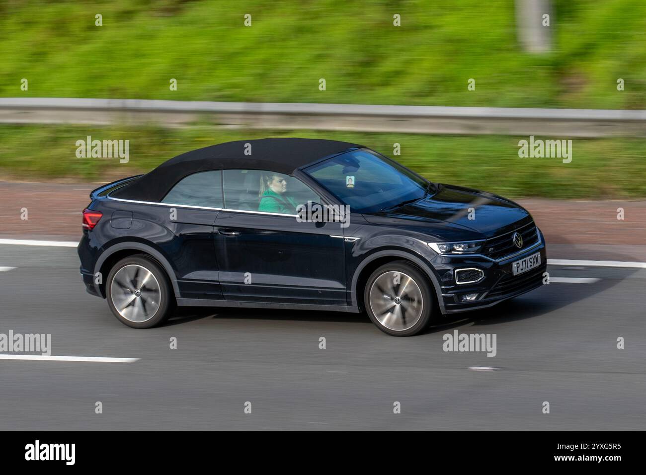 2021 Black Volkswagen T-Roc R-Line TSI EVO S-A cabriolet, 1,5 TSI EVO 150 DSG 2WD Auto Start/Stop auto auto auto auto benzina 1498 cc Foto Stock