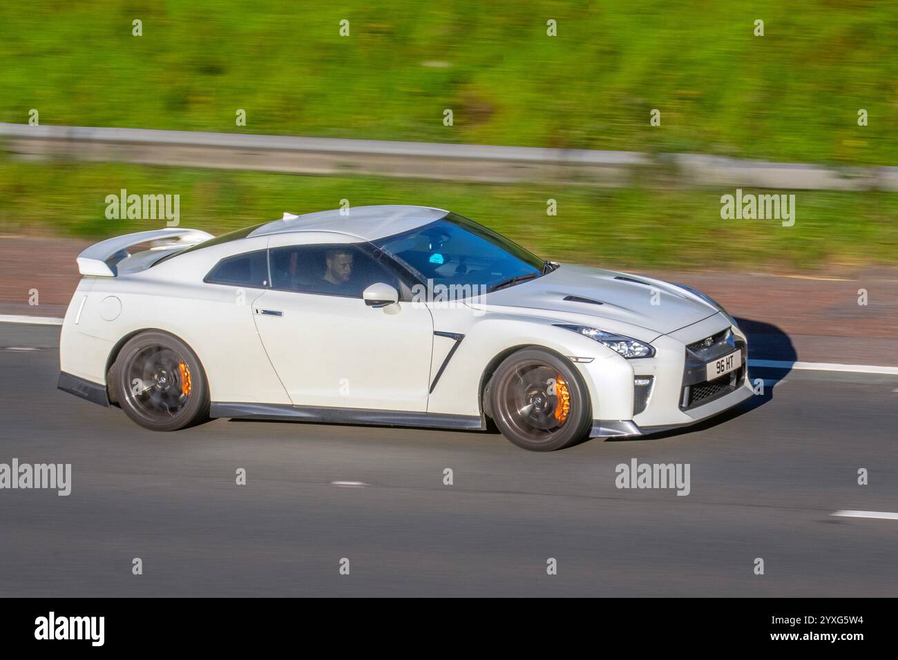 2018 Storm White Metallic Nissan GT-R Recaro S-A, GT-R 3.8L Recaro Twin Turbo V6 che viaggia sull'autostrada M6, Regno Unito Foto Stock