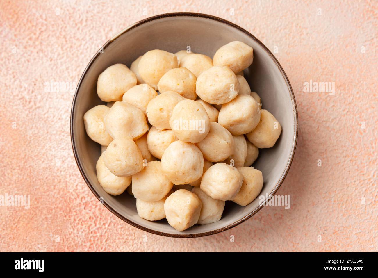 Bakso Ayam, polpetta di pollo indonesiano cruda in una ciotola Foto Stock