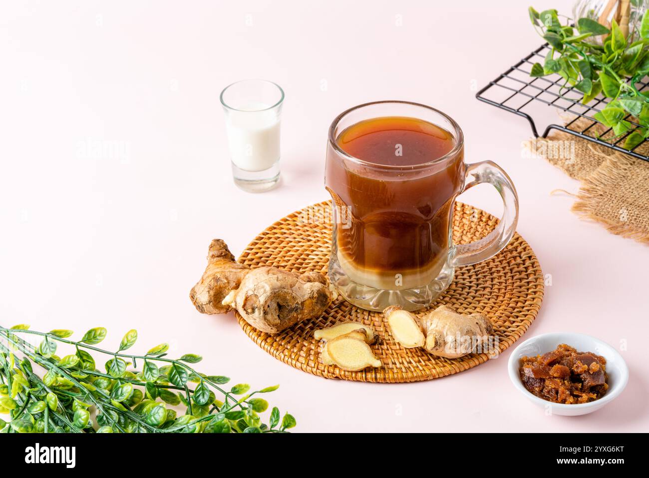 Bandrek è una tradizionale bevanda calda, dolce e piccante originaria della Sundanese di Giava Occidentale, Indonesia. Questa bevanda calda è composta da una miscela di zenzero Foto Stock