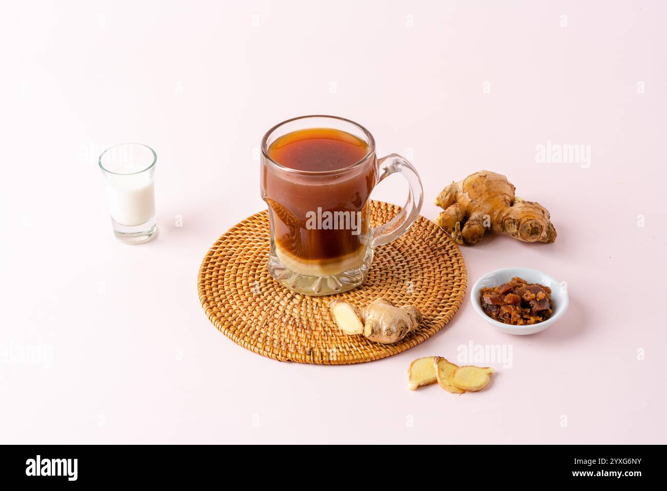 Bandrek è una tradizionale bevanda calda, dolce e piccante originaria della Sundanese di Giava Occidentale, Indonesia. Questa bevanda calda è composta da una miscela di zenzero Foto Stock