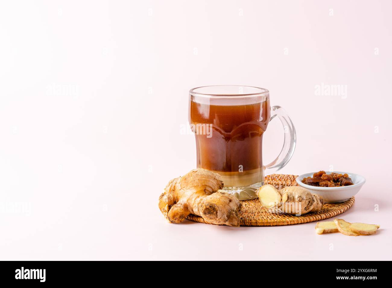 Bandrek è una tradizionale bevanda calda, dolce e piccante originaria della Sundanese di Giava Occidentale, Indonesia. Questa bevanda calda è composta da una miscela di zenzero Foto Stock