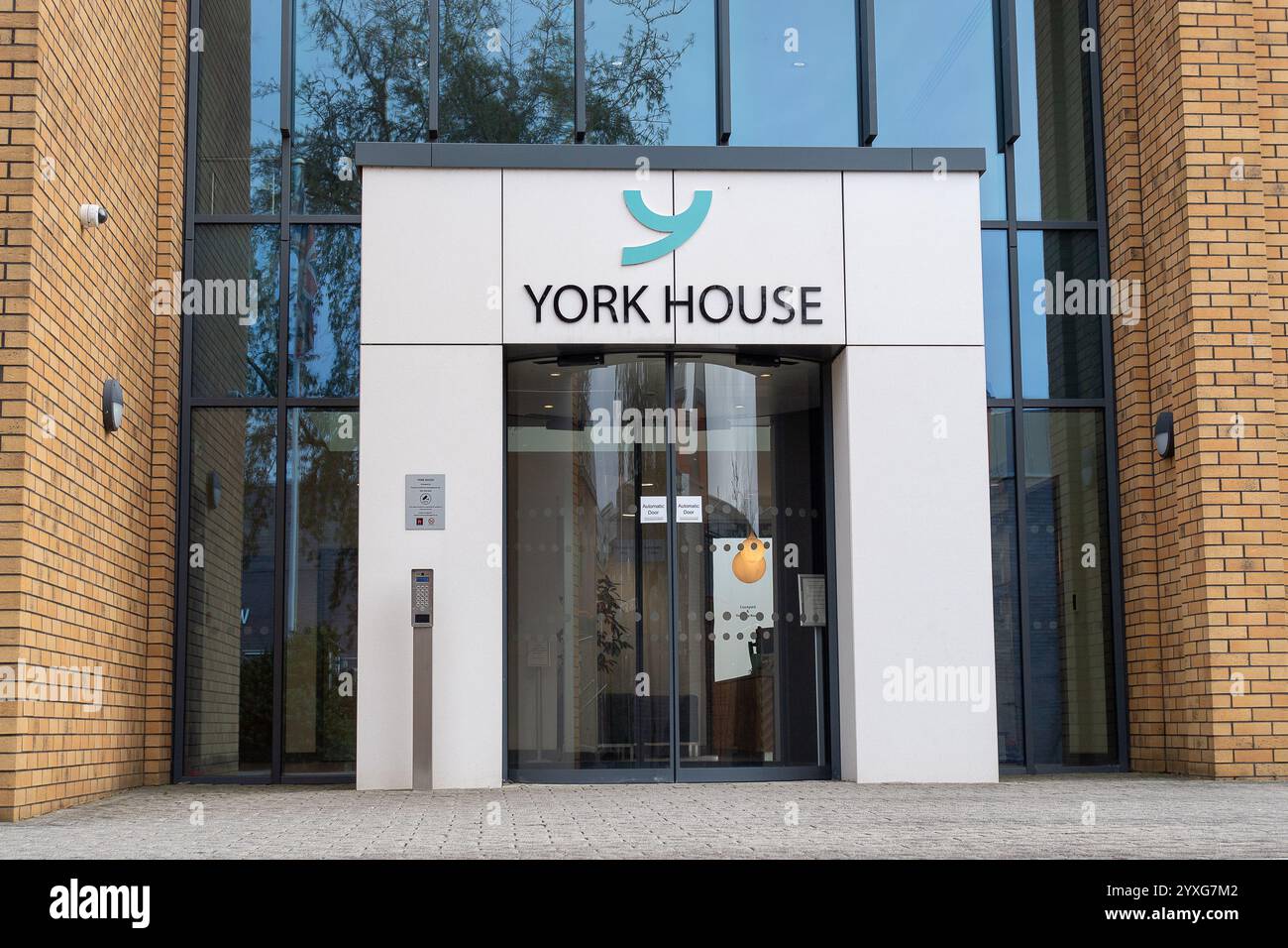 Windsor, Berkshire, Regno Unito. 16 dicembre 2024. York House, il Royal Borough of Windsor & Maidenhead council Office a Windsor, Berkshire. I residenti a Windsor sono scioccati nel scoprire che Simon Werner, leader del consiglio di Windsor e Maidenhead, sta proponendo di aumentare l'imposta del consiglio per i residenti del 25% il prossimo anno. Il Royal Borough of Windsor & Maidenhead è sull'orlo del fallimento a seguito di spese eccessive da parte della precedente amministrazione conservatrice. Alcuni residenti ritengono che la tassa sui sondaggi debba essere riportata. Crediti: Maureen McLean/Alamy Live News Foto Stock