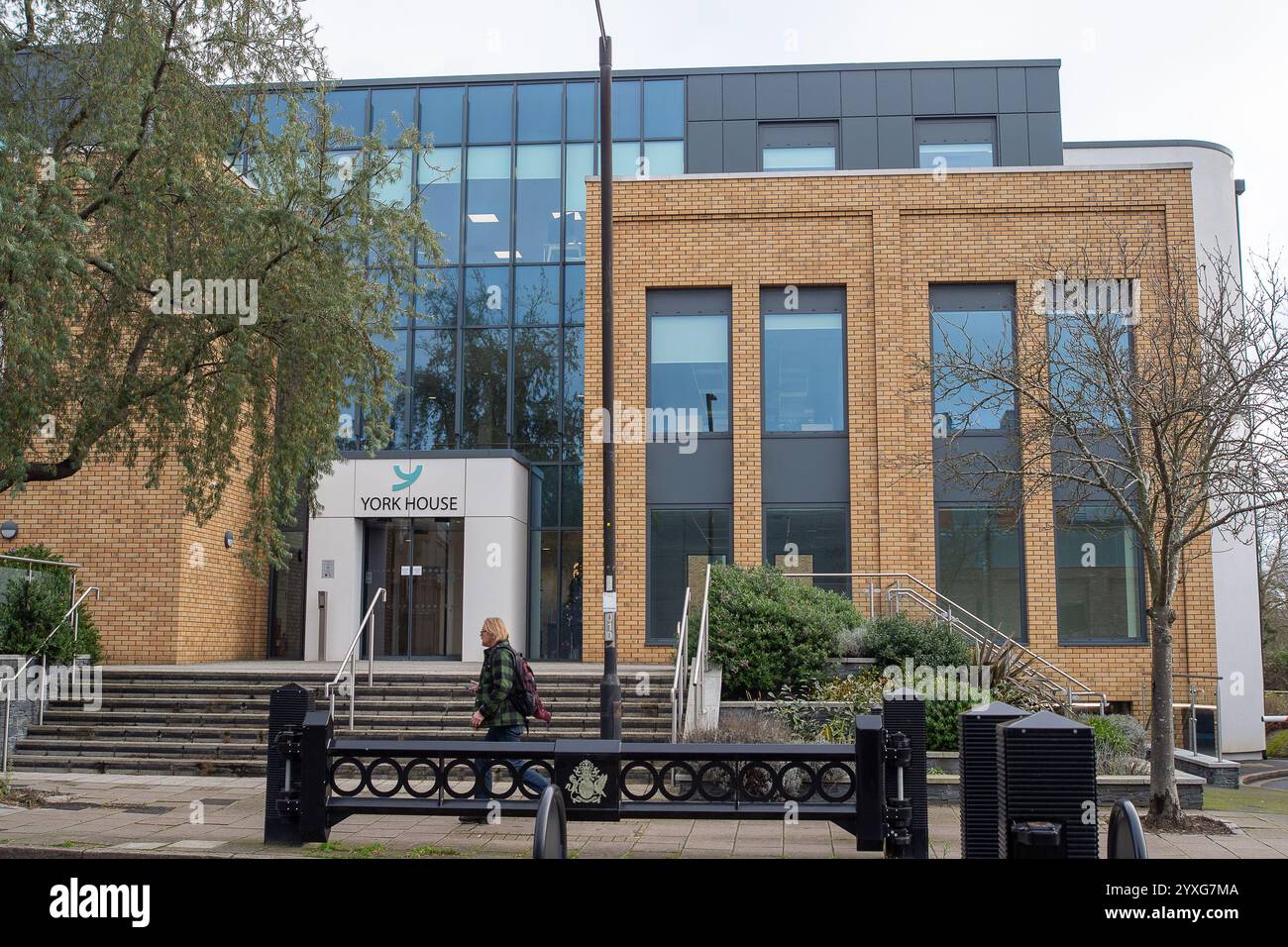 Windsor, Berkshire, Regno Unito. 16 dicembre 2024. York House, il Royal Borough of Windsor & Maidenhead council Office a Windsor, Berkshire. I residenti a Windsor sono scioccati nel scoprire che Simon Werner, leader del consiglio di Windsor e Maidenhead, sta proponendo di aumentare l'imposta del consiglio per i residenti del 25% il prossimo anno. Il Royal Borough of Windsor & Maidenhead è sull'orlo del fallimento a seguito di spese eccessive da parte della precedente amministrazione conservatrice. Alcuni residenti ritengono che la tassa sui sondaggi debba essere riportata. Crediti: Maureen McLean/Alamy Live News Foto Stock