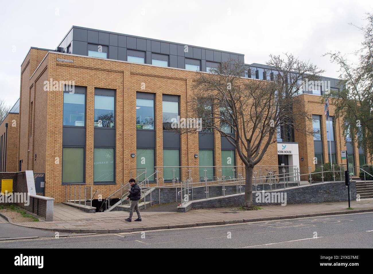 Windsor, Berkshire, Regno Unito. 16 dicembre 2024. York House, il Royal Borough of Windsor & Maidenhead council Office a Windsor, Berkshire. I residenti a Windsor sono scioccati nel scoprire che Simon Werner, leader del consiglio di Windsor e Maidenhead, sta proponendo di aumentare l'imposta del consiglio per i residenti del 25% il prossimo anno. Il Royal Borough of Windsor & Maidenhead è sull'orlo del fallimento a seguito di spese eccessive da parte della precedente amministrazione conservatrice. Alcuni residenti ritengono che la tassa sui sondaggi debba essere riportata. Crediti: Maureen McLean/Alamy Live News Foto Stock