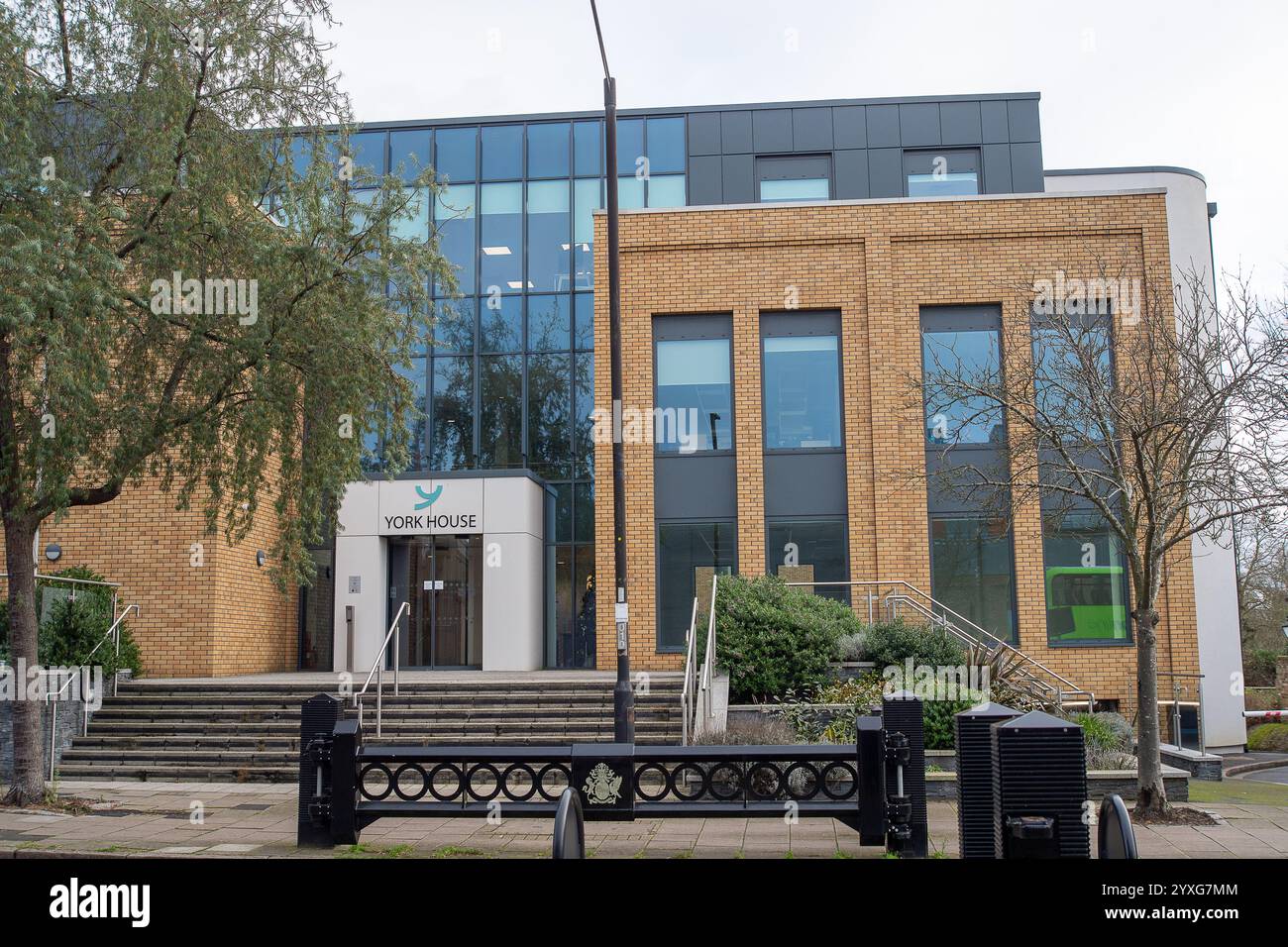 Windsor, Berkshire, Regno Unito. 16 dicembre 2024. York House, il Royal Borough of Windsor & Maidenhead council Office a Windsor, Berkshire. I residenti a Windsor sono scioccati nel scoprire che Simon Werner, leader del consiglio di Windsor e Maidenhead, sta proponendo di aumentare l'imposta del consiglio per i residenti del 25% il prossimo anno. Il Royal Borough of Windsor & Maidenhead è sull'orlo del fallimento a seguito di spese eccessive da parte della precedente amministrazione conservatrice. Alcuni residenti ritengono che la tassa sui sondaggi debba essere riportata. Crediti: Maureen McLean/Alamy Live News Foto Stock
