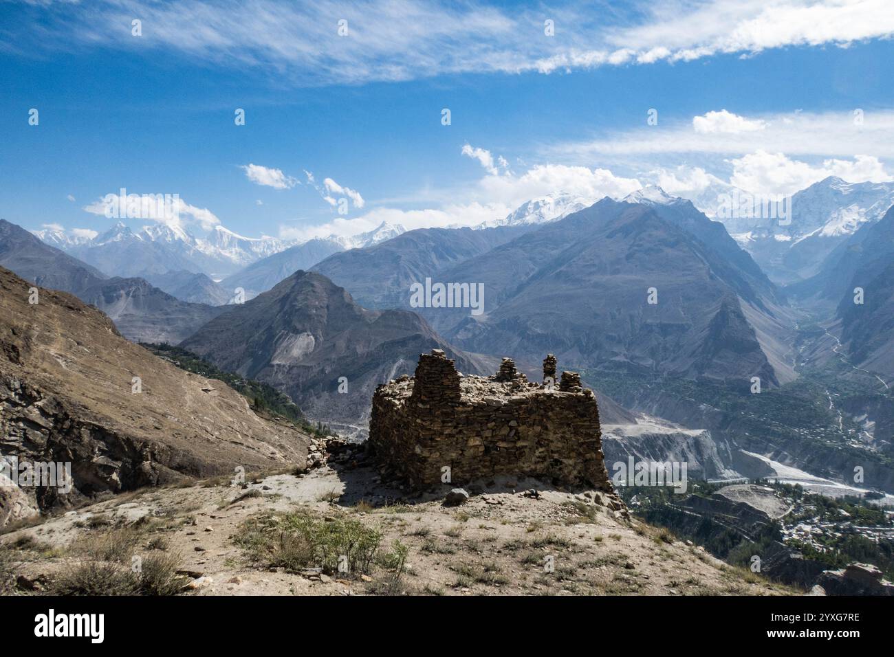 Le rovine del Queen Victoria Memorial e vista su Hunza, Karimabad, Hunza, Gilgit-Baltistan, Pakistan Foto Stock