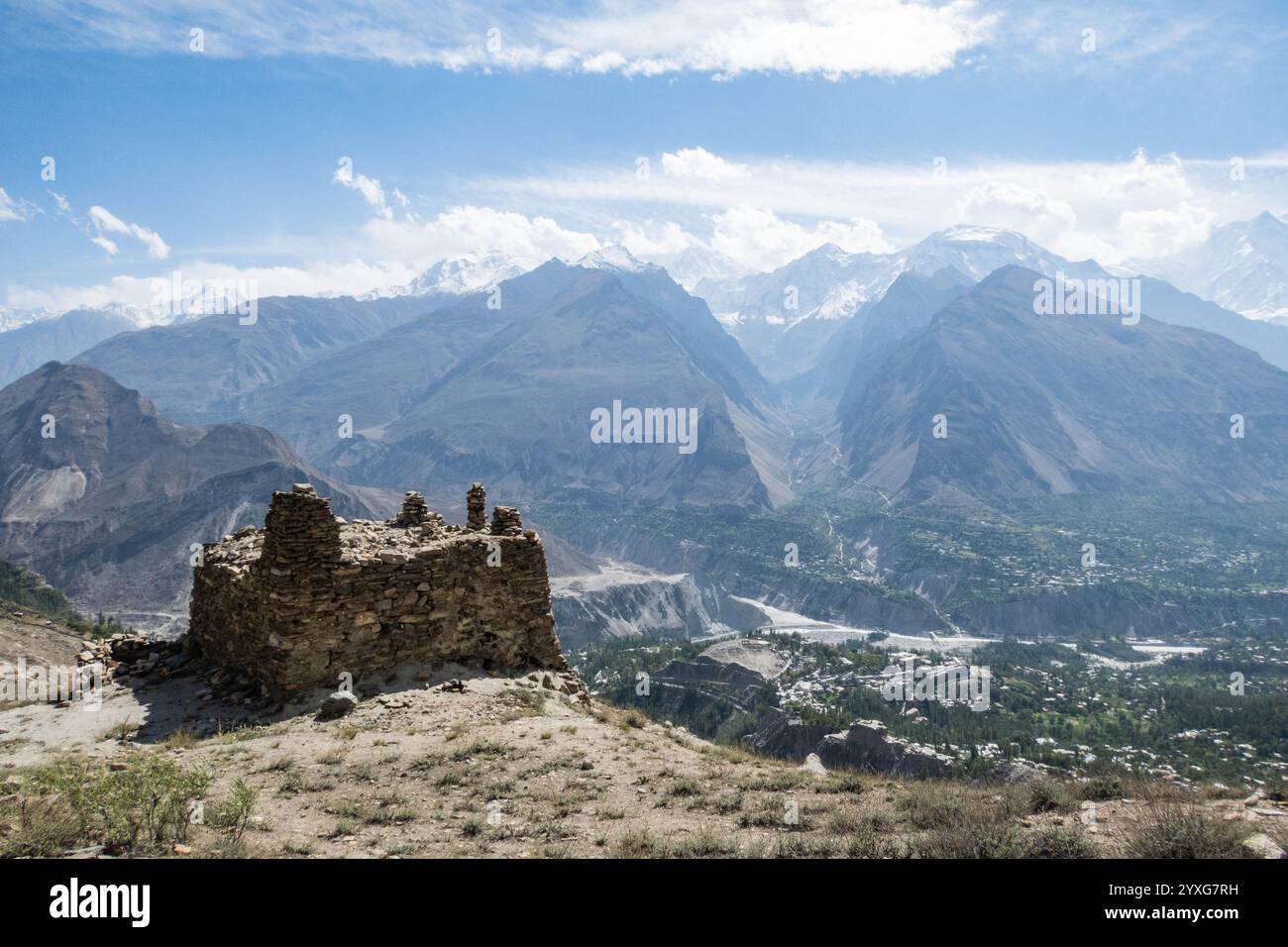 Le rovine del Queen Victoria Memorial e vista su Hunza, Karimabad, Hunza, Gilgit-Baltistan, Pakistan Foto Stock