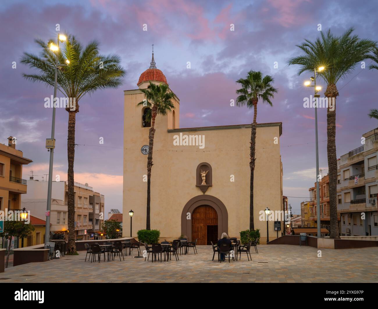 San Miguel de Salinas - la pittoresca piazza di Plaza la Libertad, San Miguel de Salinas, dominata dalla chiesa di San Miguel Arcáng del XVIII secolo Foto Stock