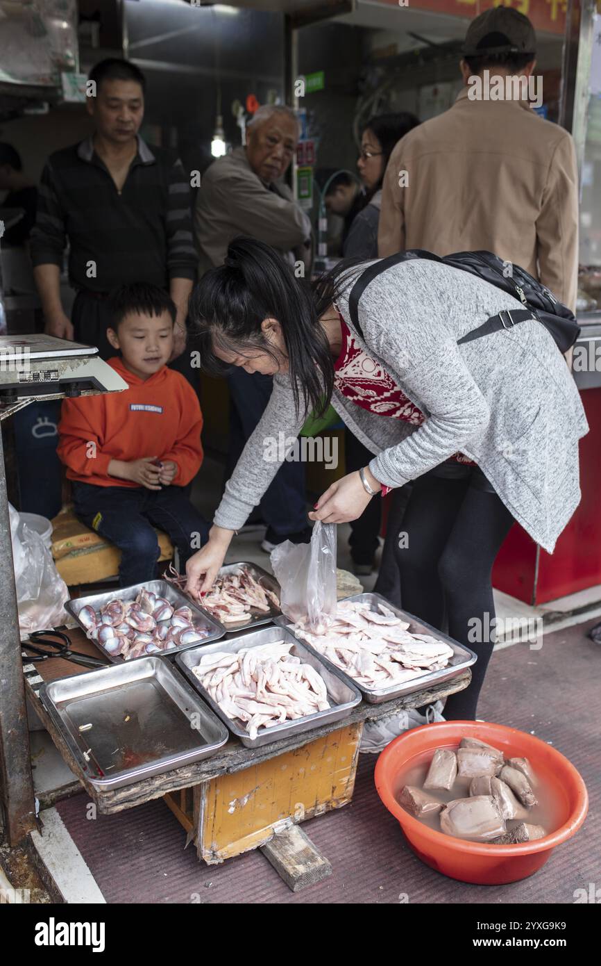 Stalla che vende calici d'anatra, tra cui sangue d'anatra essiccato, un prodotto alimentare economico che è molto importante come base per molte zuppe, 378 Lane Market, Nan Foto Stock