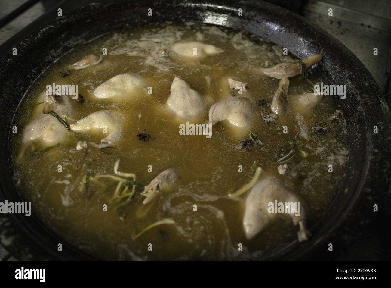 Cucinare anatre in zuppa eterna al ristorante Mei Yuan dell'hotel Jinlin, Nanjing, Cina, Asia Foto Stock