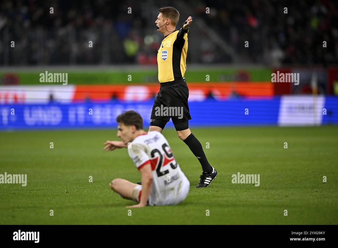 L'arbitro Christian Dingert Gesture Gesture fischierà Anthony Rouault VfB Stuttgart (29) Voith-Arena, Heidenheim, Baden-Wuerttemberg, Ger Foto Stock