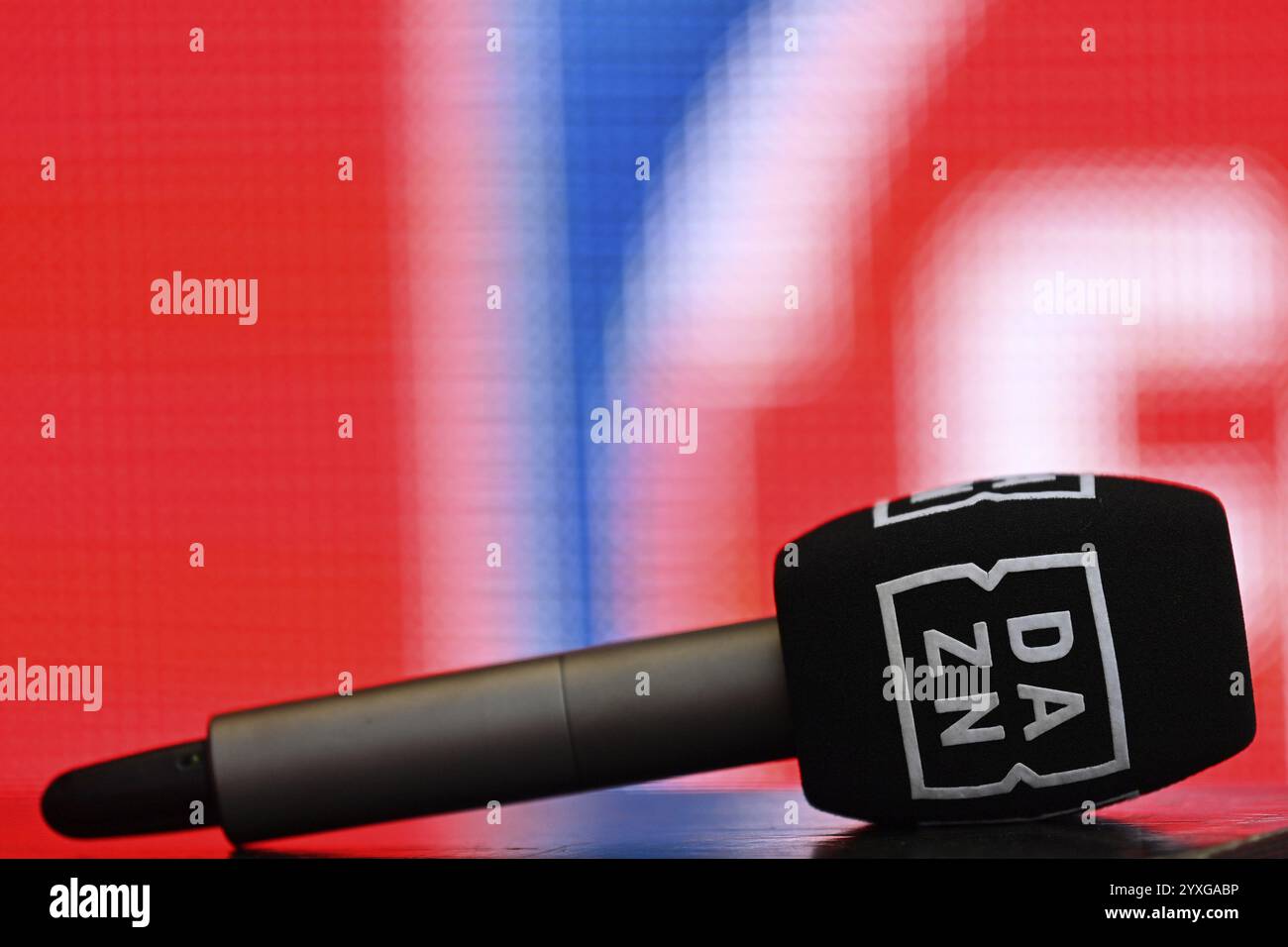 Logo microfono DAZN sul tavolo, logo 1. FC Heidenheim, Voith-Arena, Heidenheim, Baden-Wuerttemberg, Germania, Europa Foto Stock