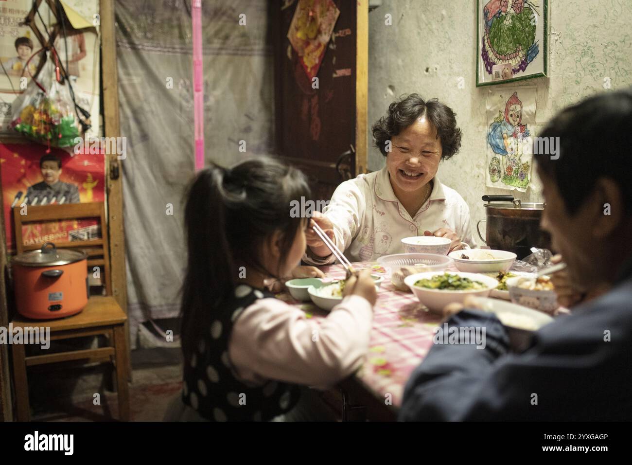 Gao Jian min (67), Lin Shu Xiang (56) e Gao Xin Rui (5) a cena, la nonna acquistò Nanchino Salt Duck e anatra alla griglia per integrare il d Foto Stock