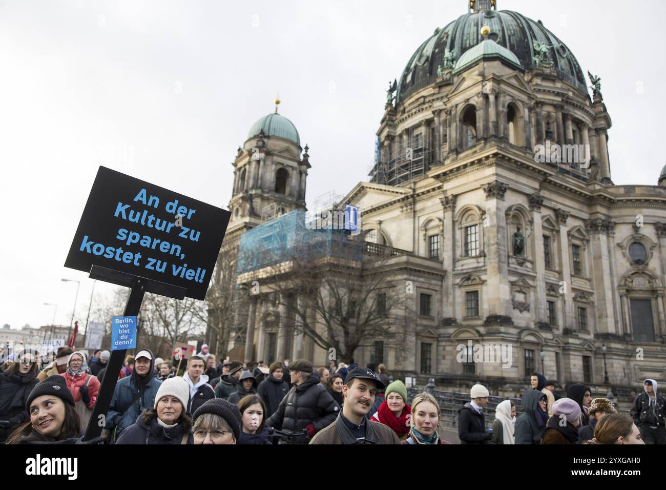 Risparmiate troppo sui costi della cultura! Di fronte alla cattedrale di Berlino al #unkuerzbar! Dimostrazione contro i piani di risparmio del Senato di Berlino, B. Foto Stock