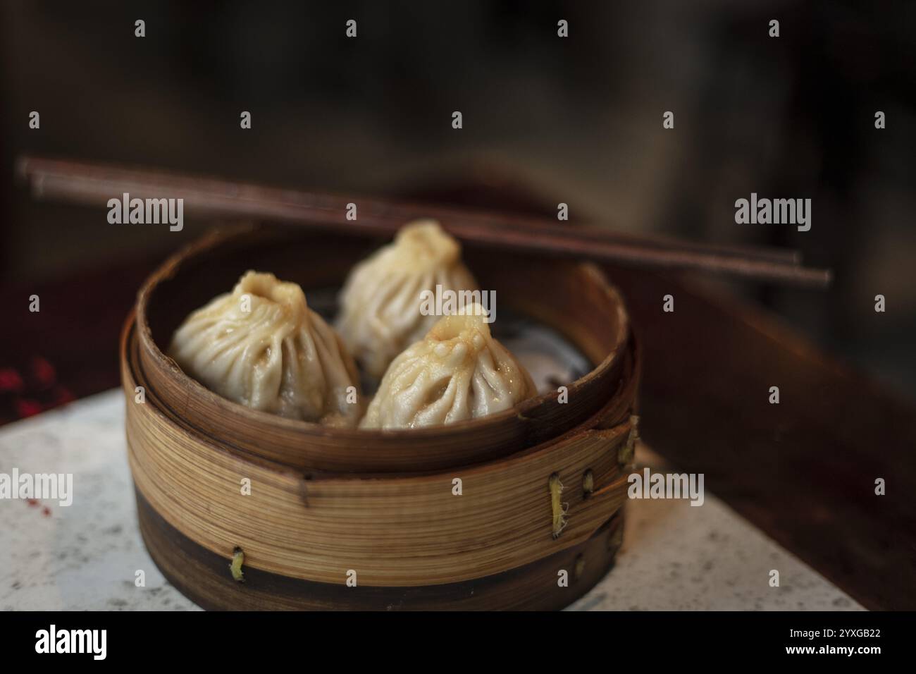 Gnocchi d'anatra (Jian Wang Kao Ya Bao), uno dei piatti più popolari al ristorante Nan Jing da Pai Dang, Nanjing, Cina, Asia Foto Stock