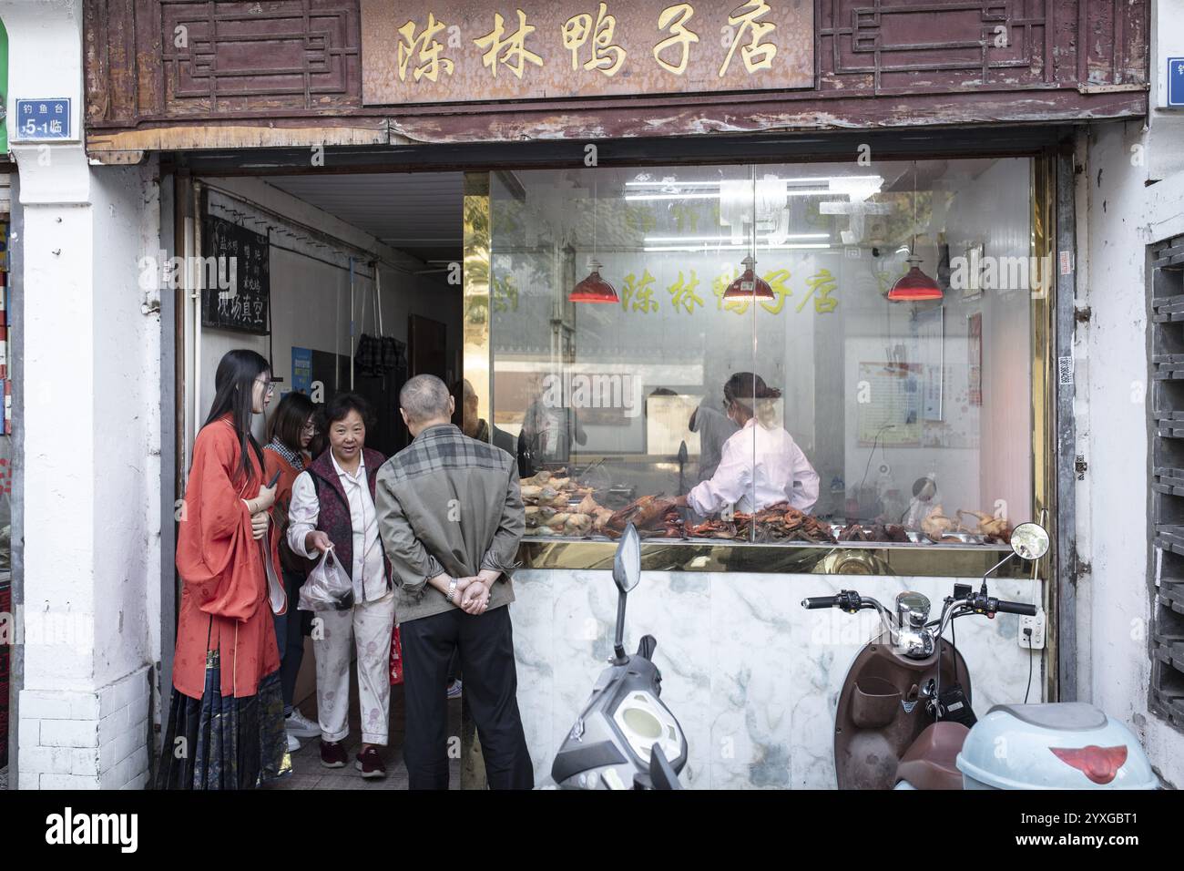 LIN Shu Xiang acquista anatra salata e anatra grigliata di Nanjing per cena al Chen Lin Duck Store, Diao Yu Tai District, Nanjing, Cina, Asia Foto Stock