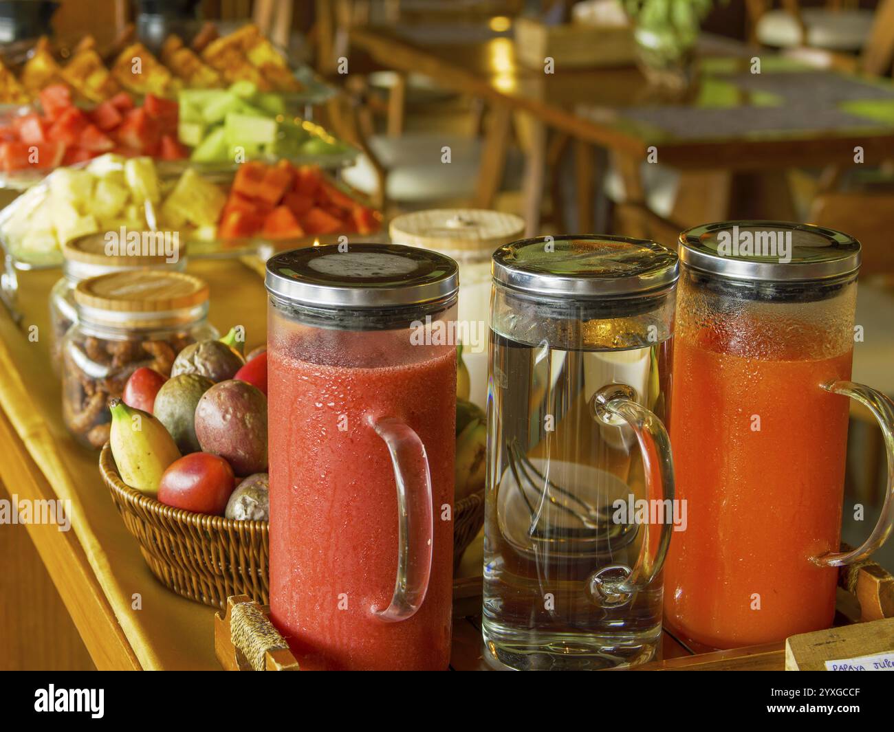 Colazione a buffet con succhi di frutta freschi Foto Stock