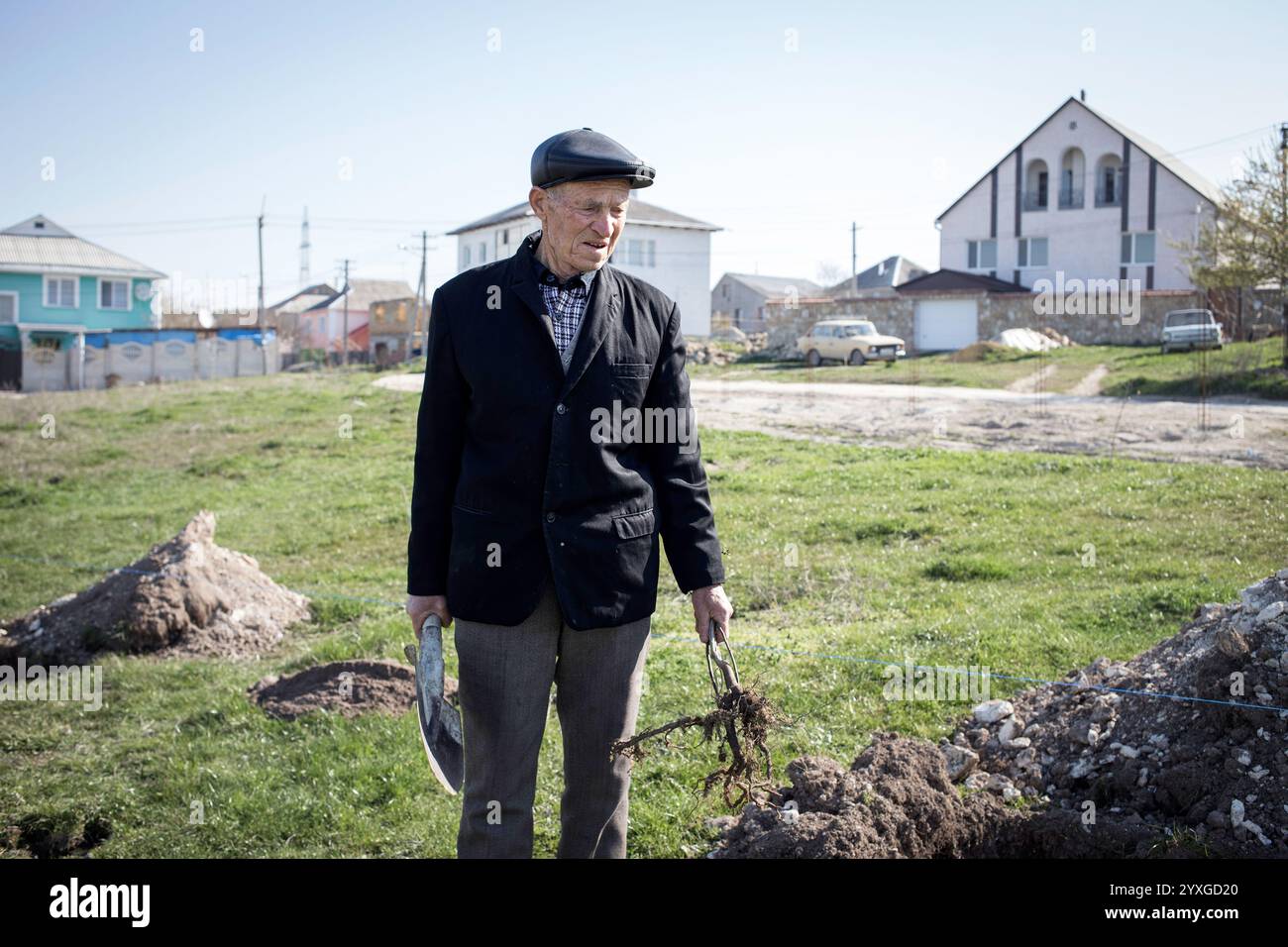 Un uomo pianta un albero in un insediamento tataro di Crimea, distretto 5, Bakhchisaray, Crimea, Ucraina, Europa Foto Stock