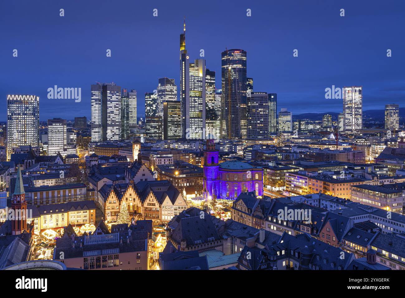 La Chiesa di San Paolo a Francoforte sul meno sarà illuminata in blu nel mezzo del mercatino di Natale il 10 dicembre 2024, diritto umano internazionale Foto Stock
