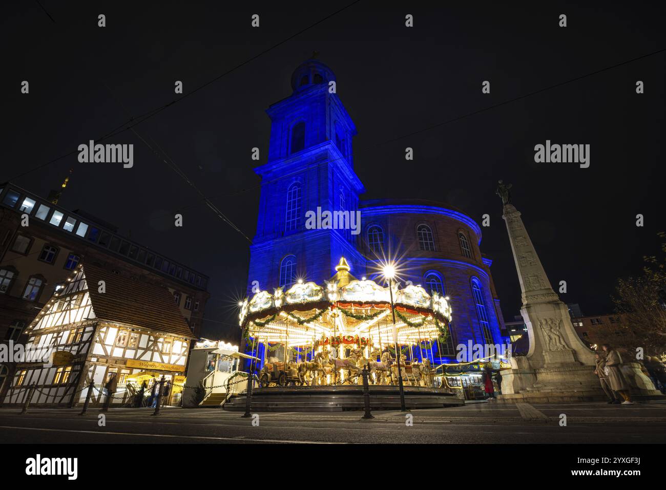 La Chiesa di San Paolo a Francoforte sul meno sarà illuminata in blu nel mezzo del mercatino di Natale il 10 dicembre 2024, diritto umano internazionale Foto Stock