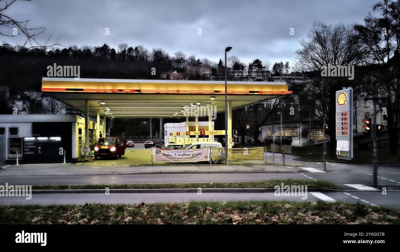 Stazione di servizio Shell luci notturne nuvole cielo atmosfera serale scura colori Stoccarda, Baden-Wuerttemberg, Germania, Europa Foto Stock