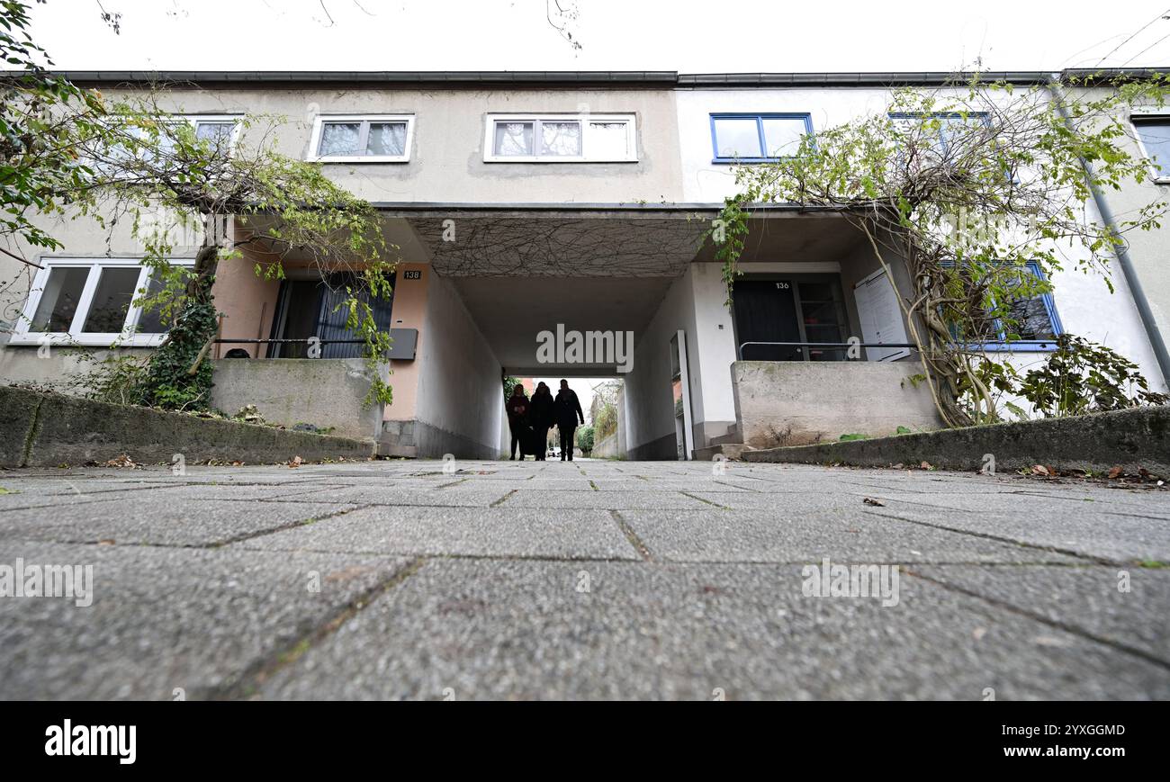 PRODUZIONE - 16 dicembre 2024, Assia, Francoforte sul meno: Una casa modello a due piani (r) nella tenuta residenziale di Römerstadt è un museo e la sede della società Ernst May. La "nuova Francoforte" era un programma di pianificazione urbana in cui tra il 1925 e il 1930 furono costruiti 12.000 appartamenti in una partnership pubblico-privato. Fu pianificato dall'ufficiale di pianificazione urbana di Francoforte Ernst May. Il programma non solo ha posto fine alla carenza abitativa degli anni '1920, ma ha anche stabilito standard per lo sviluppo abitativo che sono ancora oggi considerati esemplari. Foto: Arne Dedert/dpa Foto Stock