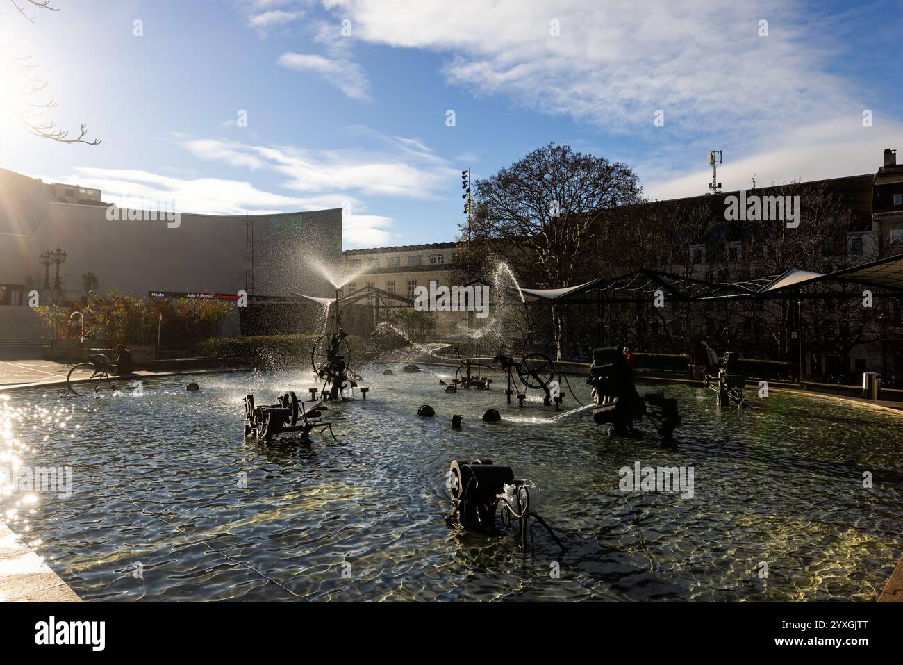 Basilea, Svizzera. 16 dicembre 2024. La Fontana Tinguely si può vedere nel centro della città di Basilea. Gli organizzatori dell'Eurovision Song Contest 2025 a Basilea presentano oggi il design e lo scenografico dell'ESC 2025, oltre a fornire una panoramica su aree quali la biglietteria e la sponsorizzazione. Crediti: Philipp von Ditfurth/dpa/Alamy Live News Foto Stock