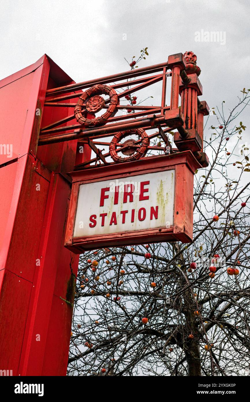 Cartello della vecchia stazione dei vigili del fuoco fuori dalla stazione dei vigili del fuoco di Blackburn. Foto Stock