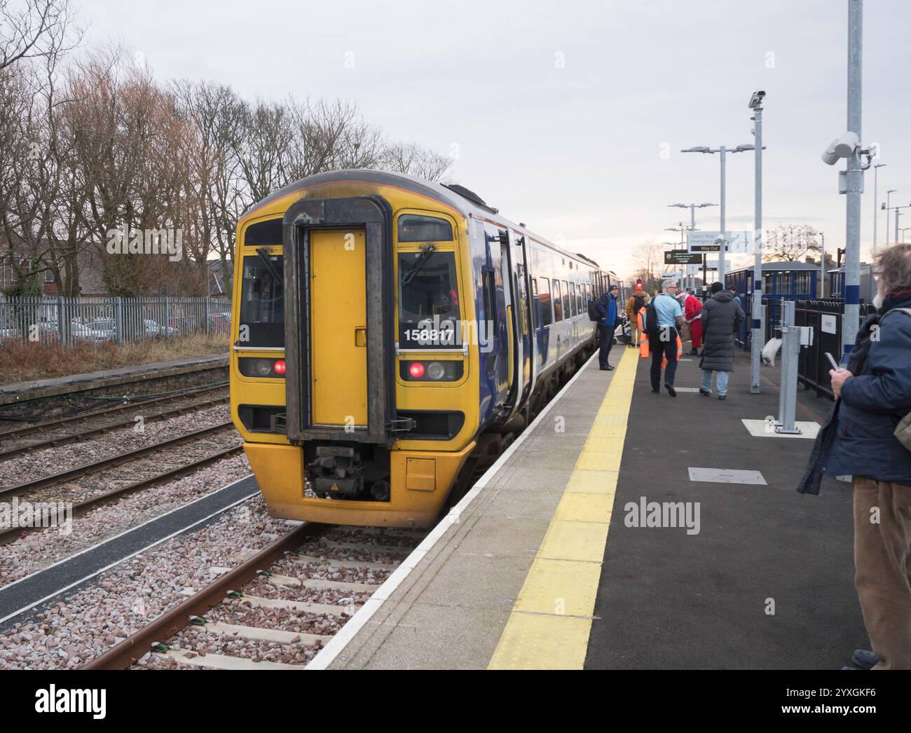 Ashington, Inghilterra Regno Unito 16 dicembre 2024 i passeggeri sbarcano da un treno Northern Rail in piedi nella stazione di Ashington il secondo giorno di operatività dopo l'apertura della nuova Northumberland Line da Newcastle. Foto Stock