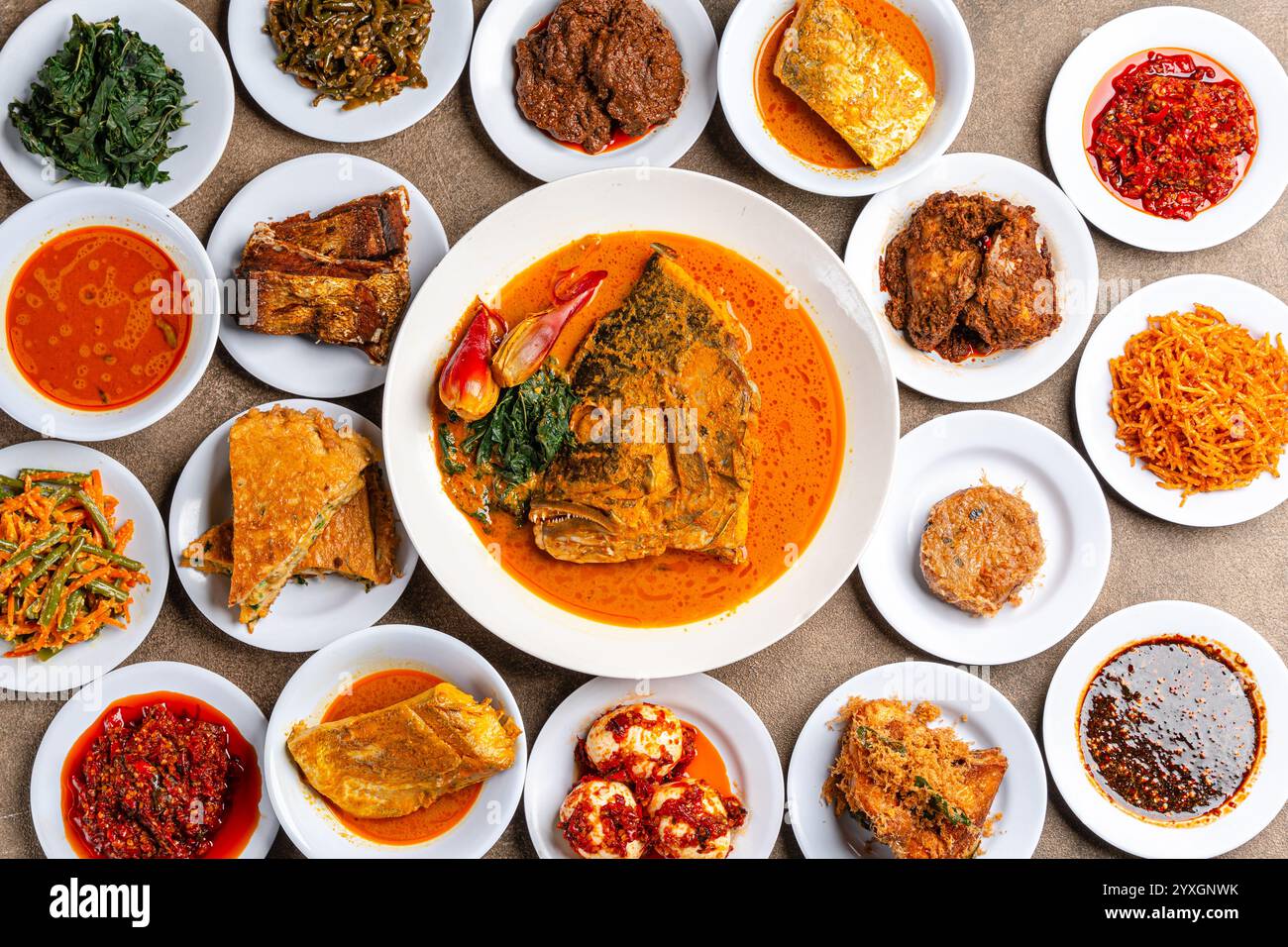 Il Nasi padang è un buffet completo come (indonesiano: Ayam goreng, ayam rendang, ikan gulai, perkedel, rendang sapi, telur dadar), verdure e s Foto Stock