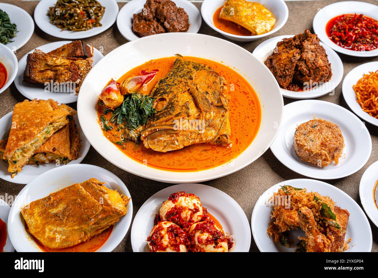 Il Nasi padang è un buffet completo come (indonesiano: Ayam goreng, ayam rendang, ikan gulai, perkedel, rendang sapi, telur dadar), verdure e s Foto Stock