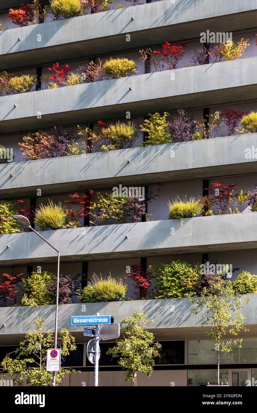 Edificio a piu' piani con piante e cespugli Foto Stock