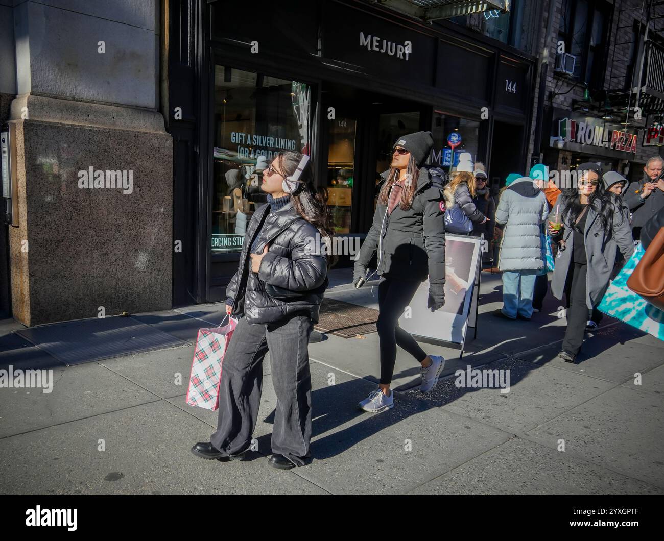 Shopping nel quartiere Flatiron di New York venerdì 6 dicembre 2024. (©ÊRichard B. Levine) Foto Stock