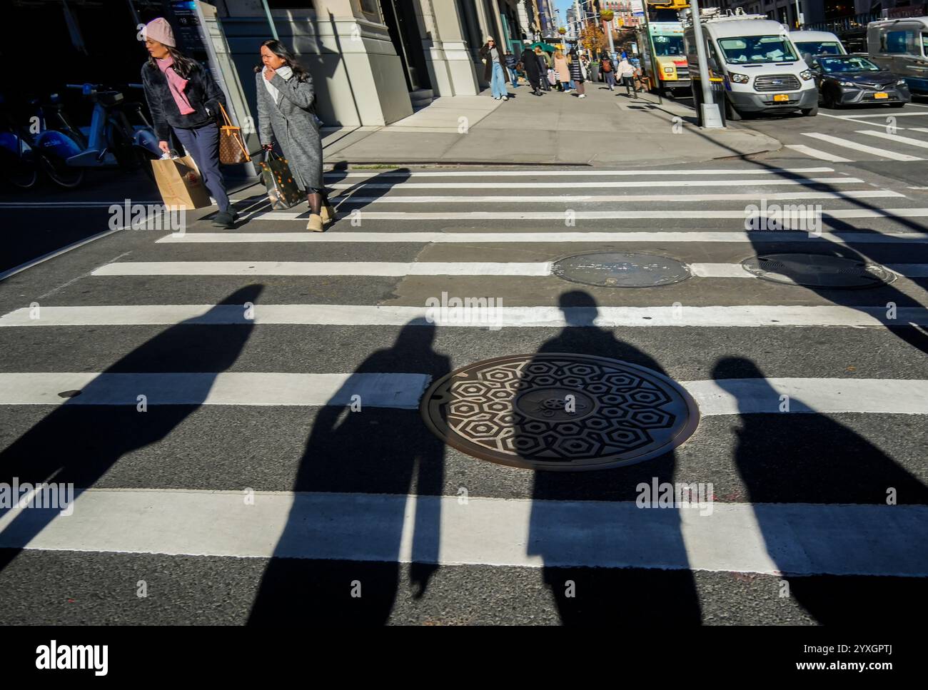 Shopping nel quartiere Flatiron di New York venerdì 6 dicembre 2024. (© Richard B. Levine) Foto Stock