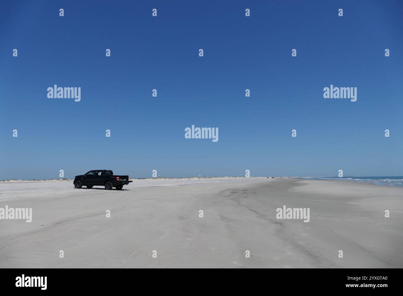 Il mio camion personale parcheggiava su una spiaggia relativamente vuota sull'isola di Okracoke, a Outer Banks, North Carolina. Così tanto spazio e spiaggia Foto Stock