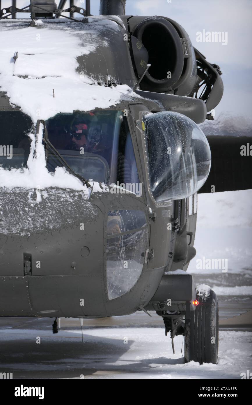 Un elicottero utilitario Blackhawk (UH-60) sta per iniziare ad allenarsi dopo un colpo di neve. Elicottero per le risorse aeree nello Utah Foto Stock