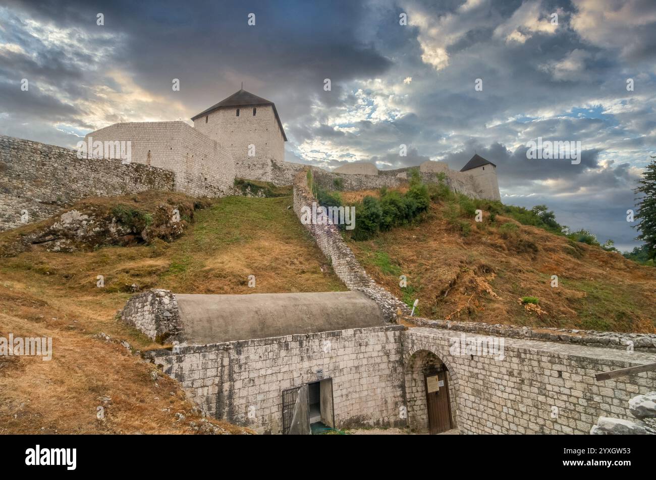 Porta e torre nel castello medievale di Tesanj in Bosnia, epoca turca Foto Stock
