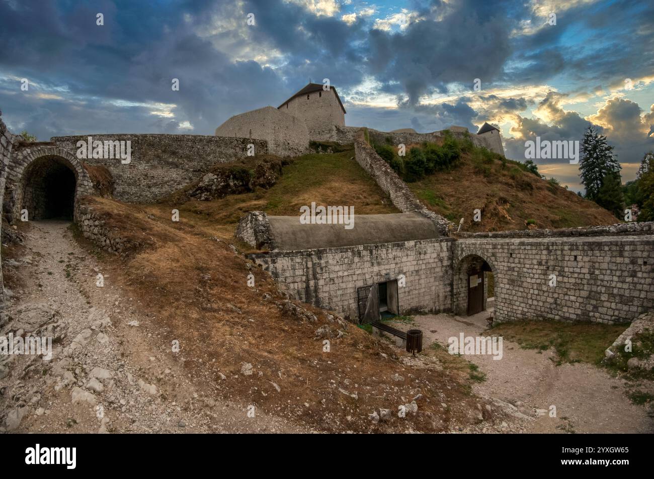 Porta e torre nel castello medievale di Tesanj in Bosnia, epoca turca Foto Stock