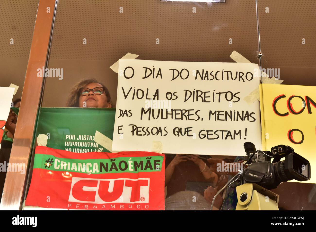 Recife, Brasile. 16 dicembre 2024. Il disegno di legge PL1904, il giorno del nascituro, della consigliera Michelle Collin, dal banco evangelico, è stato approvato nel primo turno, ma lunedì (16) l'autore del disegno di legge stesso lo ha rimosso dall'ordine del giorno e sarà votato domani. I movimenti sociali e femminili erano alla sessione e protestarono. Luogo: Consiglio comunale di Recife. Crediti: João Carlos Mazella/FotoArena/Alamy Live News Foto Stock