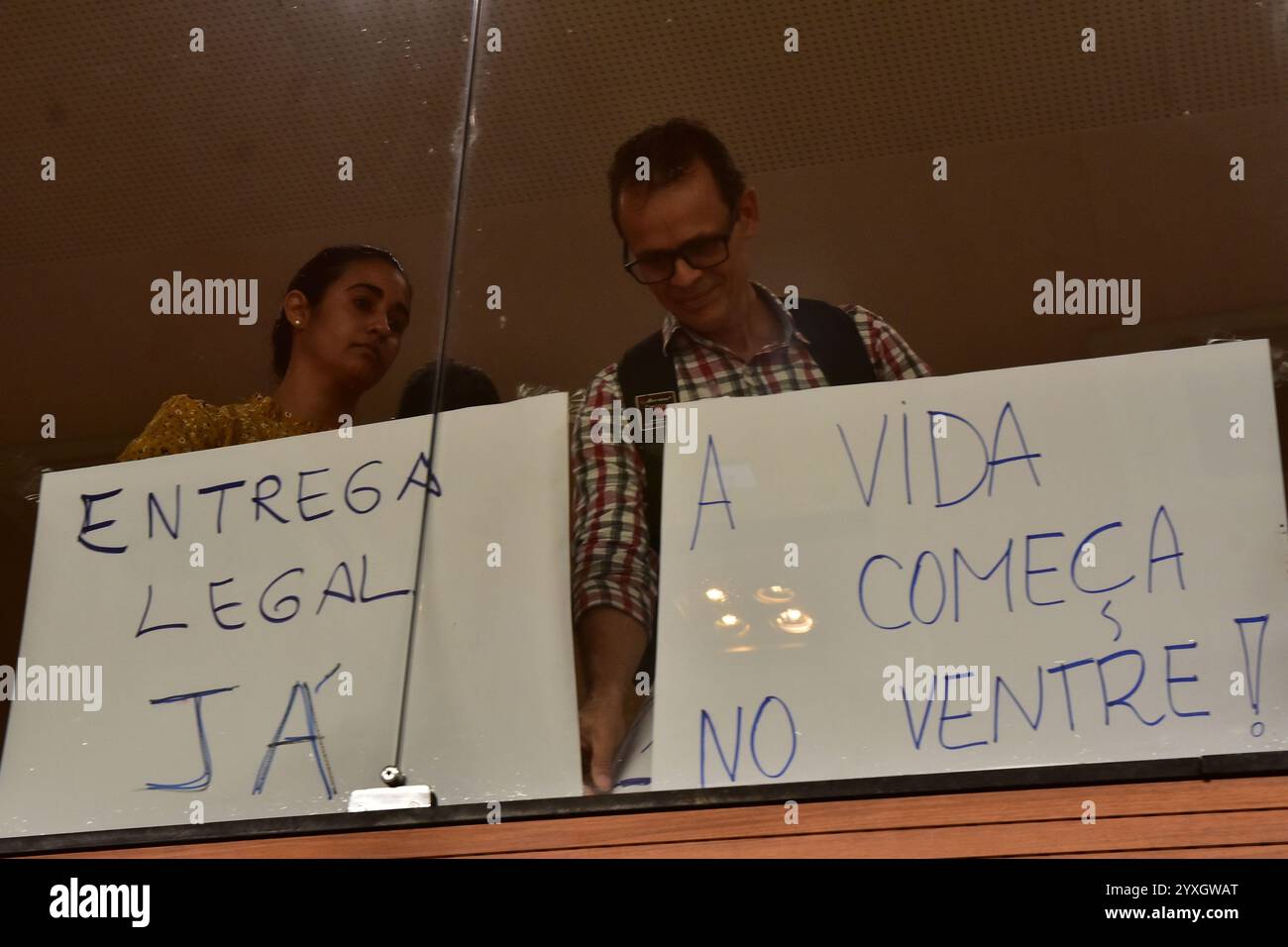 Recife, Brasile. 16 dicembre 2024. Il disegno di legge PL1904, il giorno del nascituro, della consigliera Michelle Collin, dal banco evangelico, è stato approvato nel primo turno, ma lunedì (16) l'autore del disegno di legge stesso lo ha rimosso dall'ordine del giorno e sarà votato domani. I movimenti sociali e femminili erano alla sessione e protestarono. Luogo: Consiglio comunale di Recife. Crediti: João Carlos Mazella/FotoArena/Alamy Live News Foto Stock