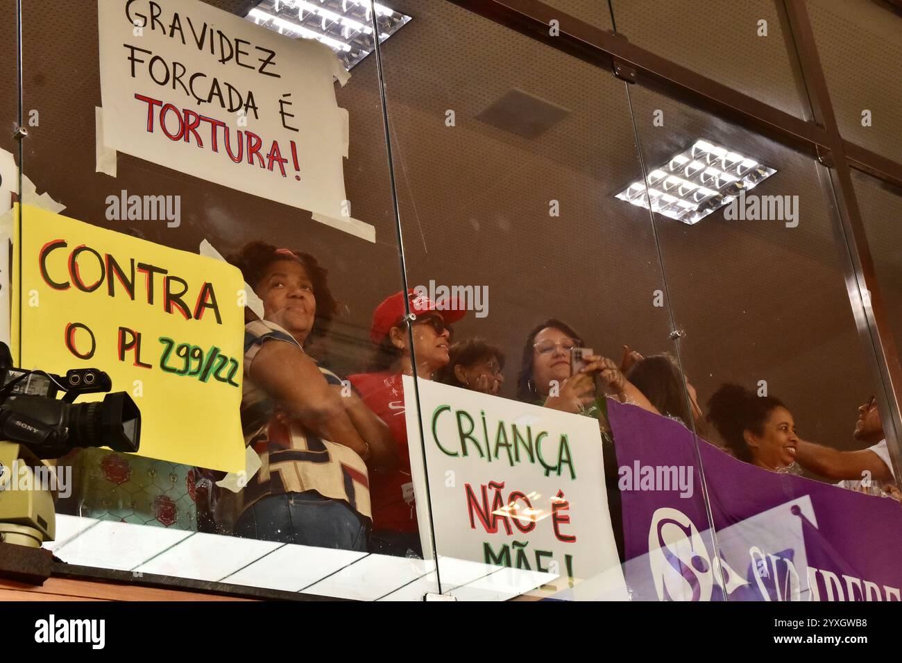 Recife, Brasile. 16 dicembre 2024. Il disegno di legge PL1904, il giorno del nascituro, della consigliera Michelle Collin, dal banco evangelico, è stato approvato nel primo turno, ma lunedì (16) l'autore del disegno di legge stesso lo ha rimosso dall'ordine del giorno e sarà votato domani. I movimenti sociali e femminili erano alla sessione e protestarono. Luogo: Consiglio comunale di Recife. Crediti: João Carlos Mazella/FotoArena/Alamy Live News Foto Stock