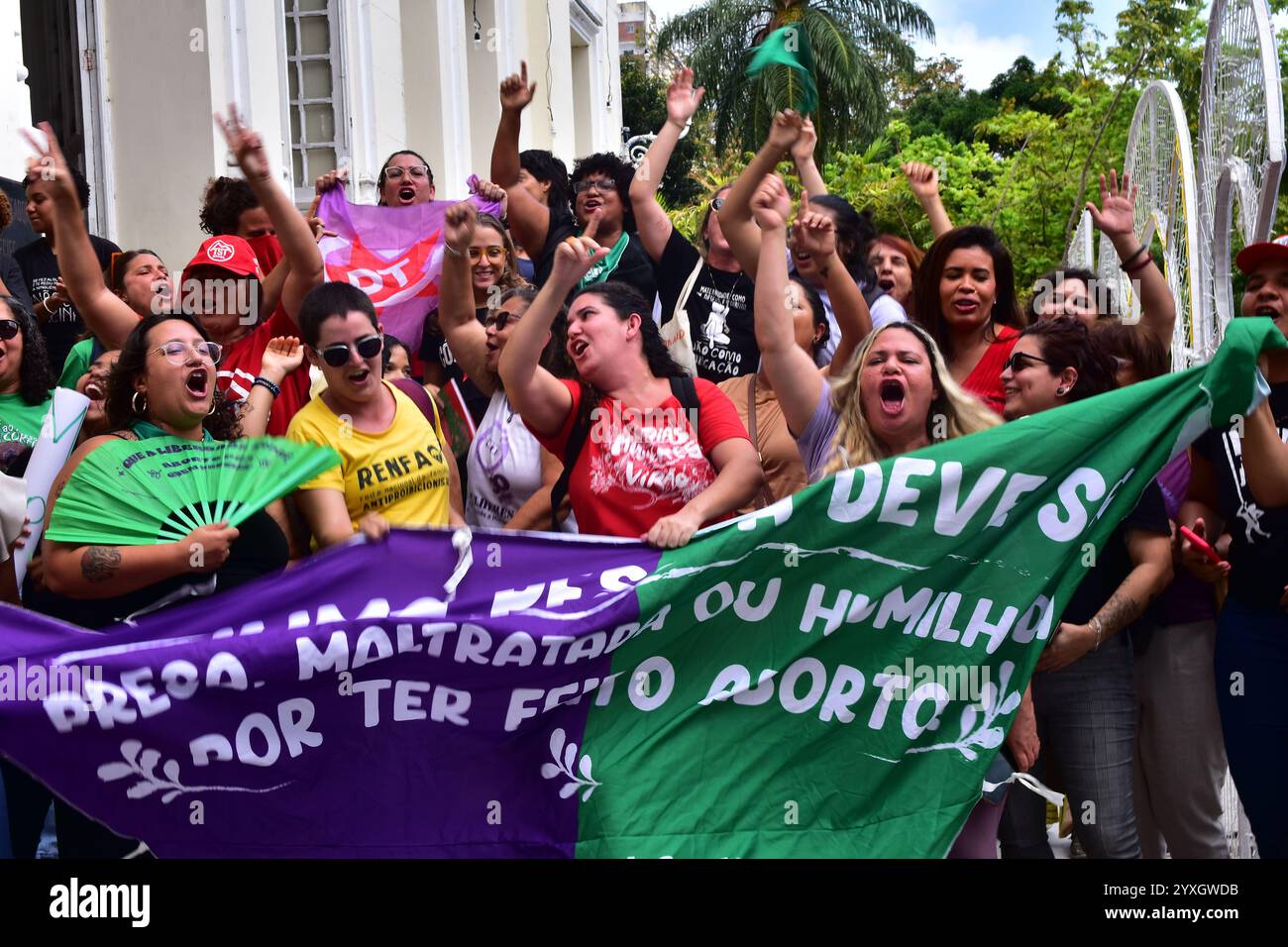 Recife, Brasile. 16 dicembre 2024. Il disegno di legge PL1904, il giorno del nascituro, della consigliera Michelle Collin, dal banco evangelico, è stato approvato nel primo turno, ma lunedì (16) l'autore del disegno di legge stesso lo ha rimosso dall'ordine del giorno e sarà votato domani. I movimenti sociali e femminili erano alla sessione e protestarono. Luogo: Consiglio comunale di Recife. Crediti: João Carlos Mazella/FotoArena/Alamy Live News Foto Stock