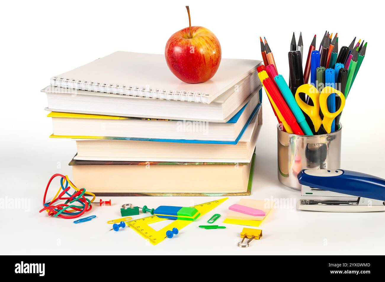 Una collezione di vivaci materiali di consumo per ufficio con cucitrice, graffette, libri, graffette per rilegatura, perni a pressione, gomme e fasce elastiche. Ideale per gli organizzatori Foto Stock Una collezione di vivaci materiali di consumo per ufficio con cucitrice, graffette, libri, graffette per rilegatura, perni a pressione, gomme e fasce elastiche. Ideale per gli organizzatori Foto Stock
