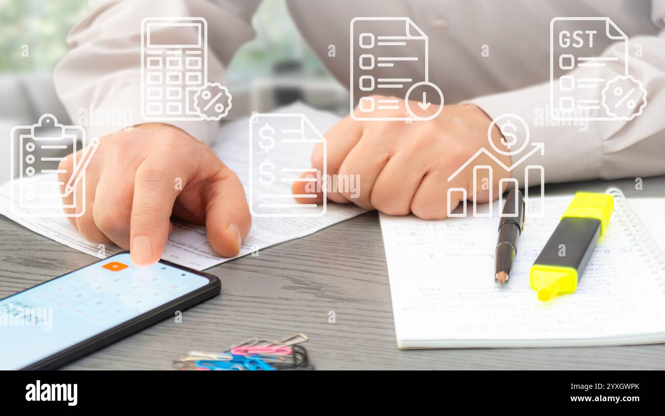 Una persona esamina i dati delle criptovalute su uno smartphone e prende appunti mentre analizza le tendenze di mercato in un ambiente d'ufficio contemporaneo. Foto Stock