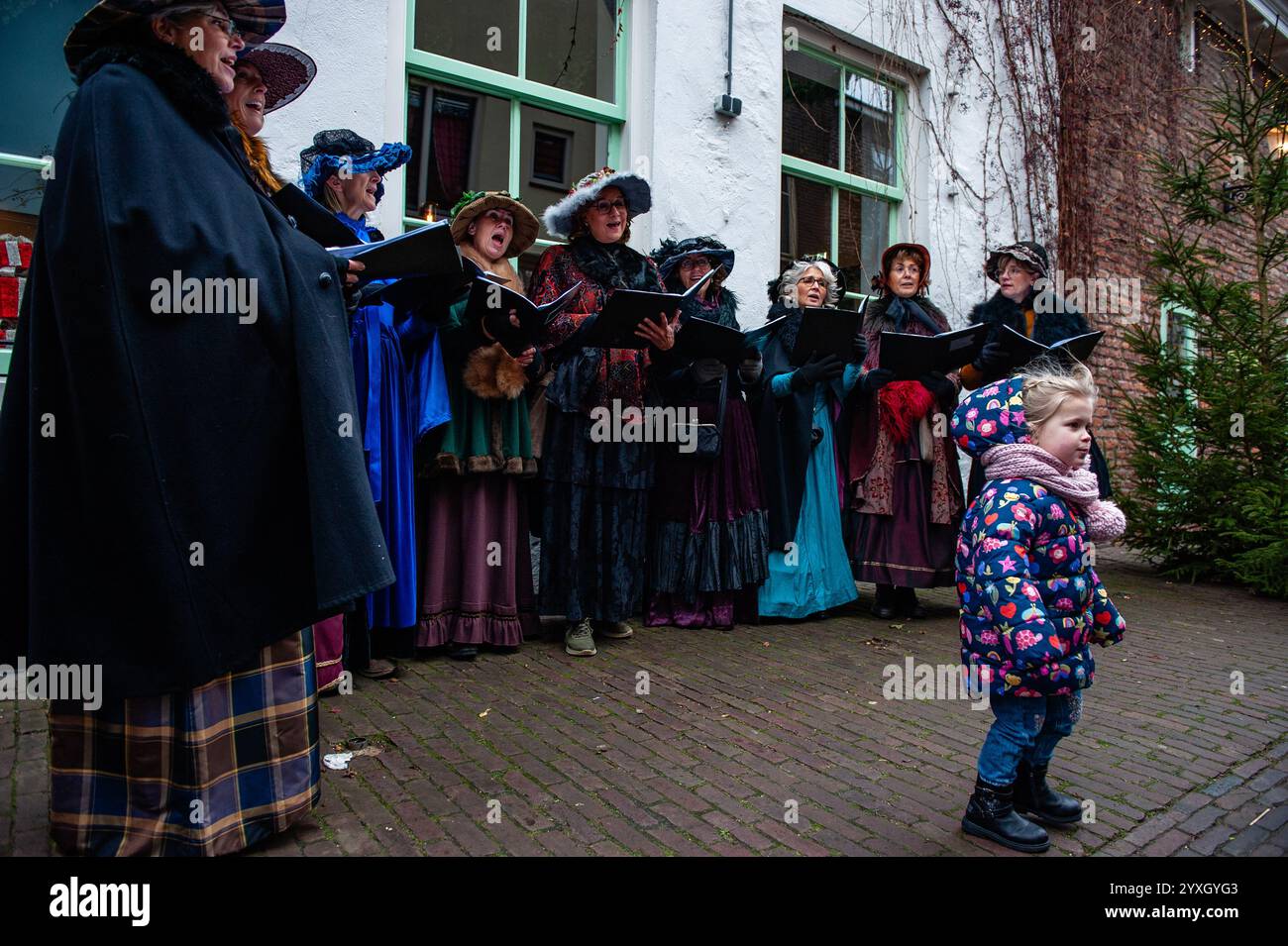 14 dicembre, Deventer. Ogni anno, intorno a questa data, il mondo del XIX secolo dello scrittore inglese Charles Dickens rivive nella splendida città olandese di Deventer, con oltre 950 personaggi tratti dai famosi libri di Dickens Back to Life. Foto Stock