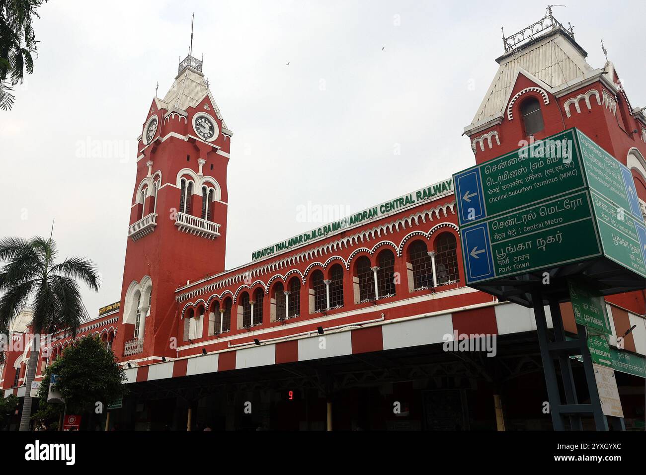 Chennai Central (ufficialmente Puratchi Thalaivar Dr. M.G. Ramachandran Central Railway Station) a Chennai, Tamil Nadu, India Foto Stock