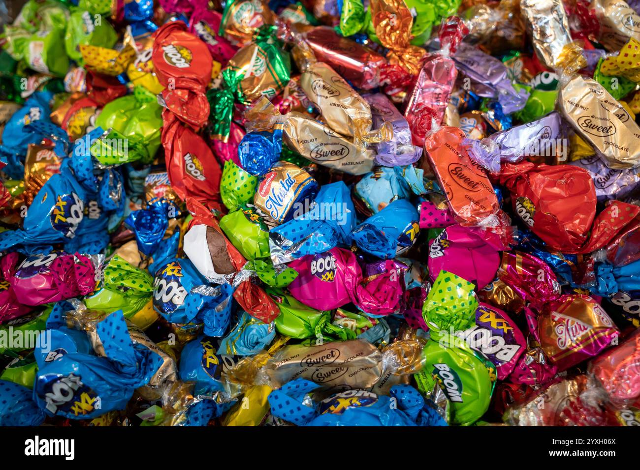 Un mucchio di caramelle dolci con confezioni colorate e impacchi. Foto Stock