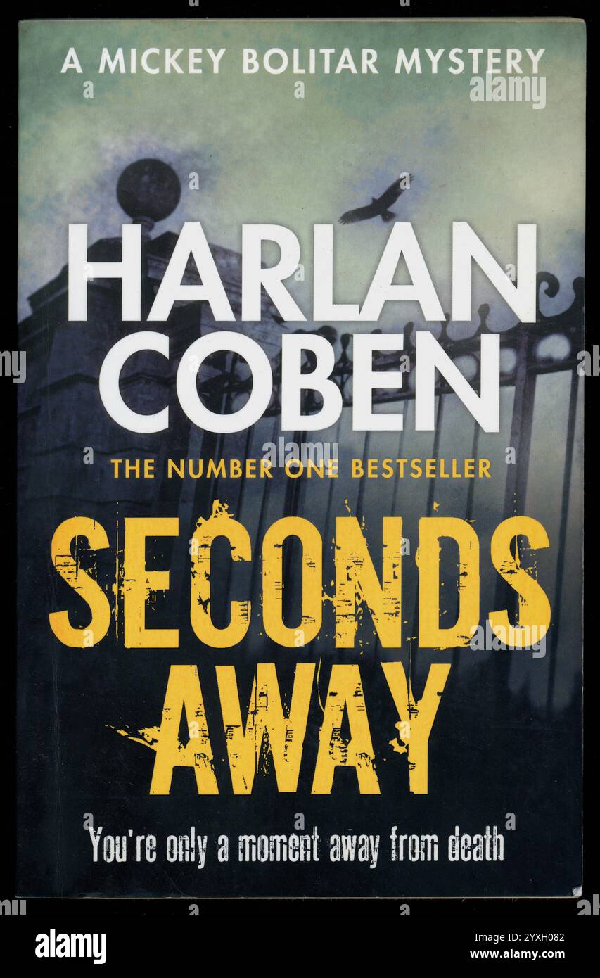 Copia usata della giacca per la polvere, copertina anteriore del libro cartaceo "Seconds Away - A Mickey Bolitar Mystery" del famoso autore americano Harlan Coben, scrittore di romanzi misteriosi e thriller, questa edizione ha pubblicato il 2013 Foto Stock